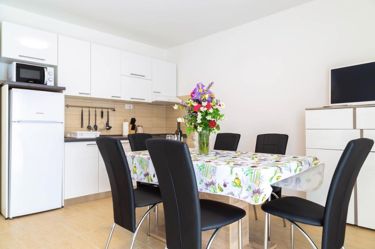 Apartments Raspolic カスタヴ エクステリア 写真