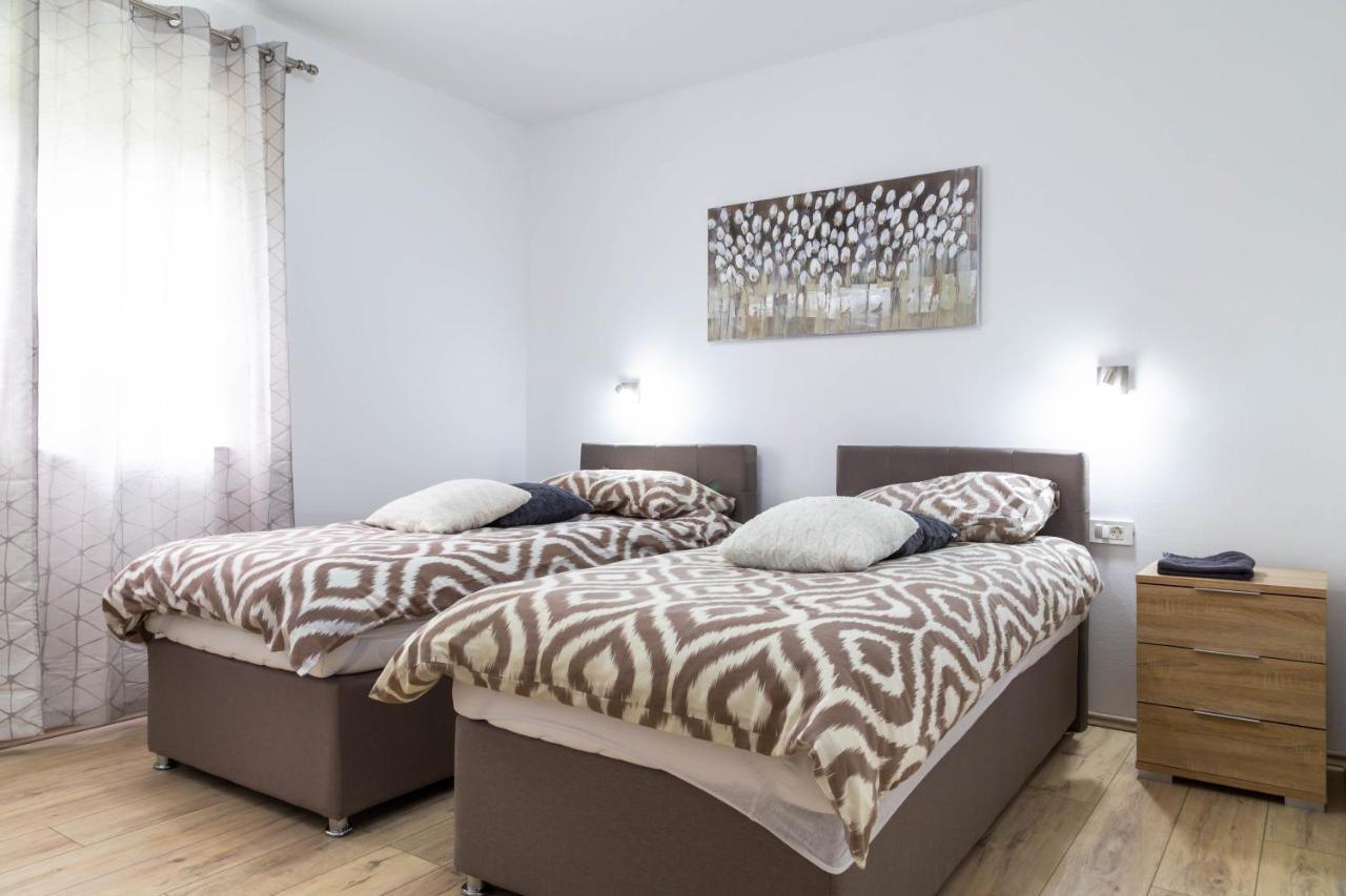 Apartments Raspolic カスタヴ エクステリア 写真