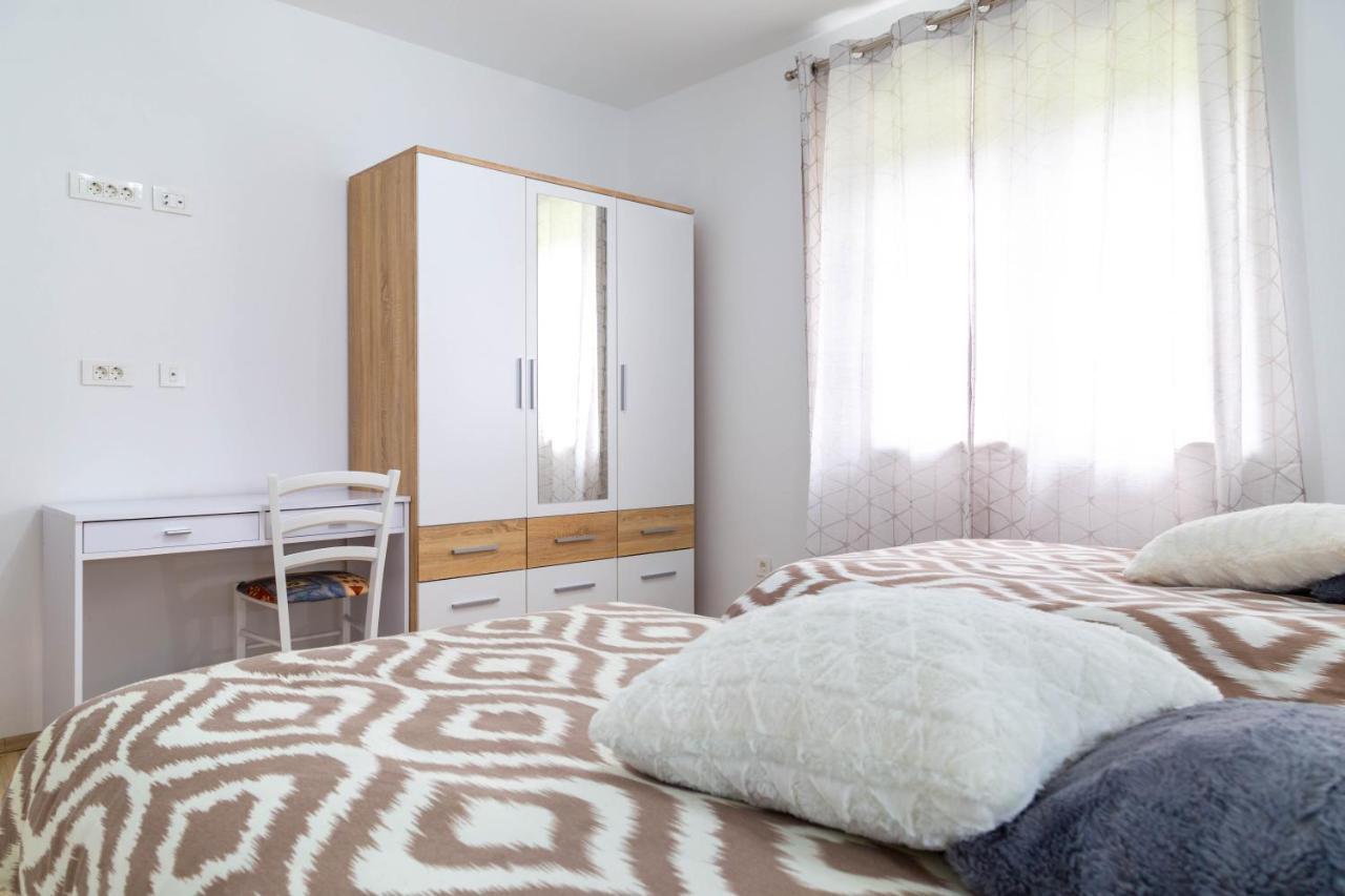 Apartments Raspolic カスタヴ エクステリア 写真