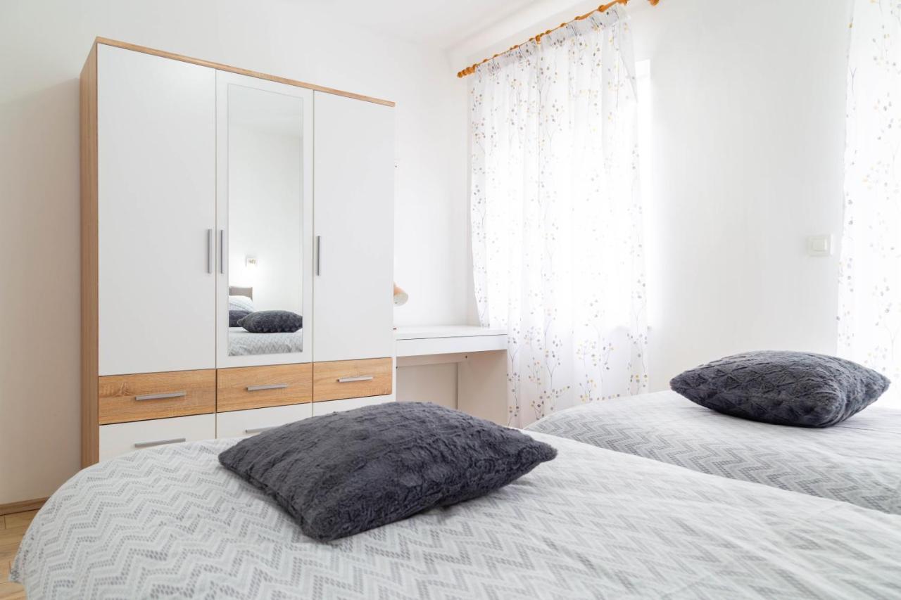 Apartments Raspolic カスタヴ エクステリア 写真
