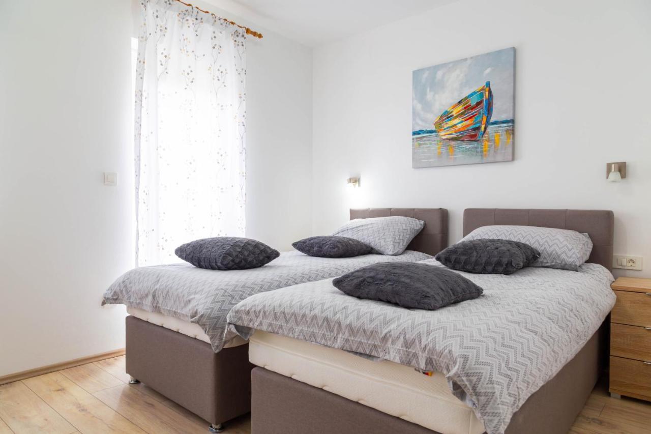 Apartments Raspolic カスタヴ エクステリア 写真