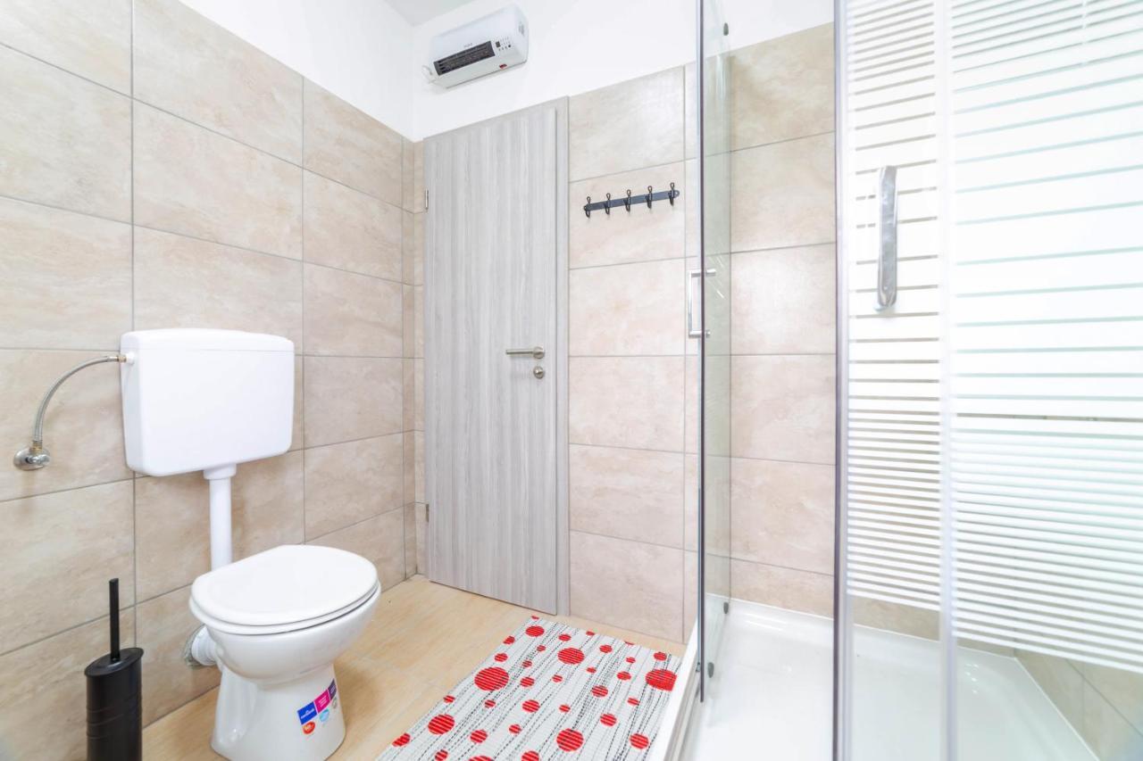 Apartments Raspolic カスタヴ エクステリア 写真