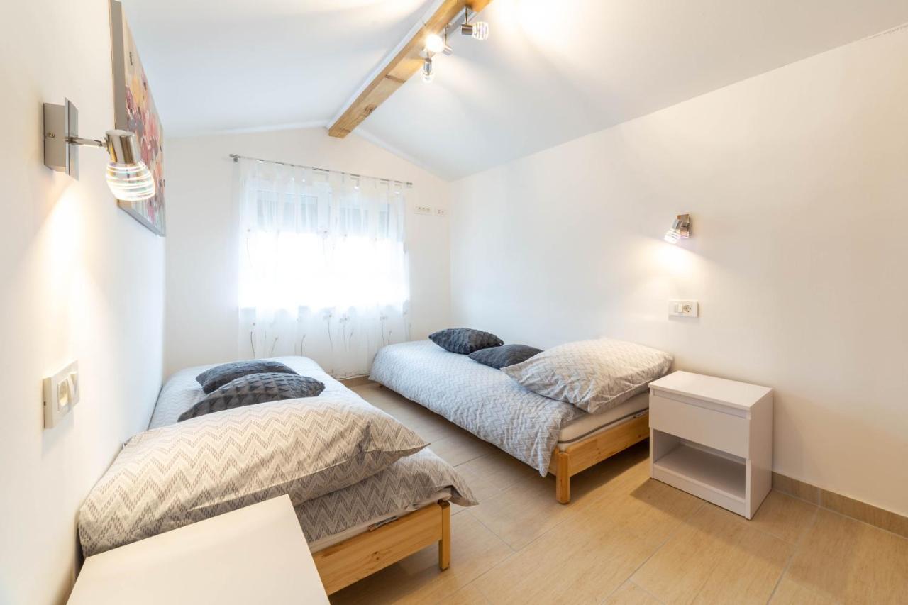 Apartments Raspolic カスタヴ エクステリア 写真